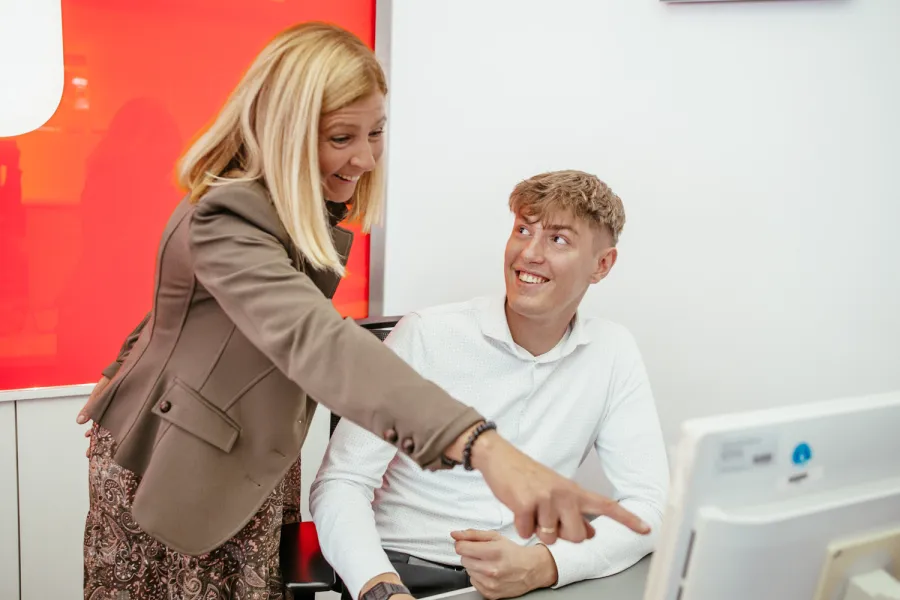 Gute Bezahlung, Top-Perspektiven und Spaß bei der Arbeit? Klar, das gibt’s bei der Sparkasse!